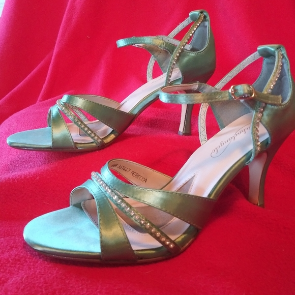 David's Bridal dress and matching heels - Picture 3 of 4